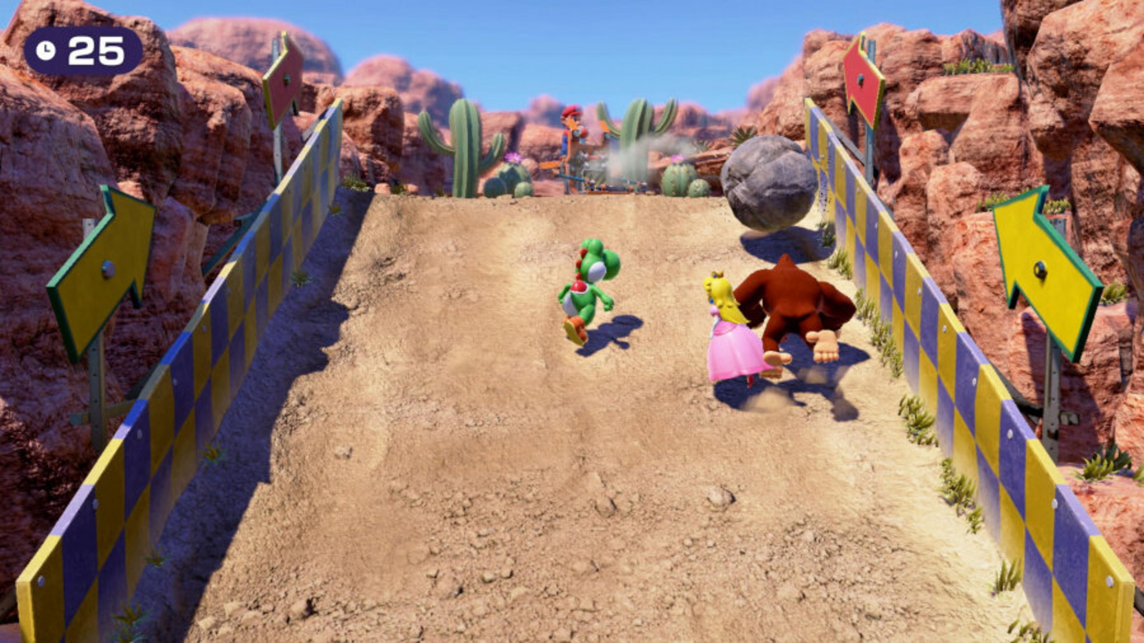 Yoshi, Księżniczka Peach i Donkey Kong ścigają się na piaszczystym torze w pustynnym krajobrazie.