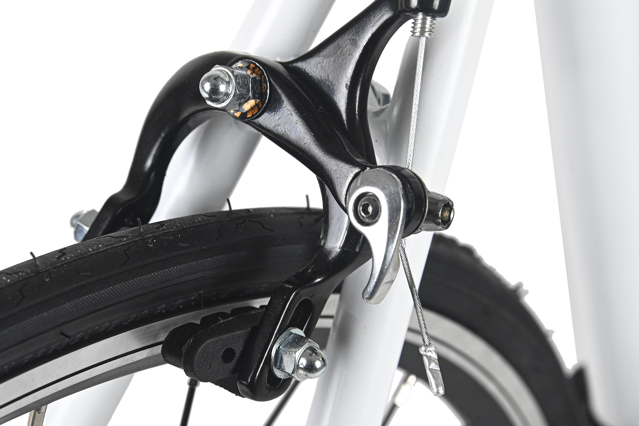 Nahaufnahme des schwarzen Fahrradbremssystems mit weißem Rahmen.