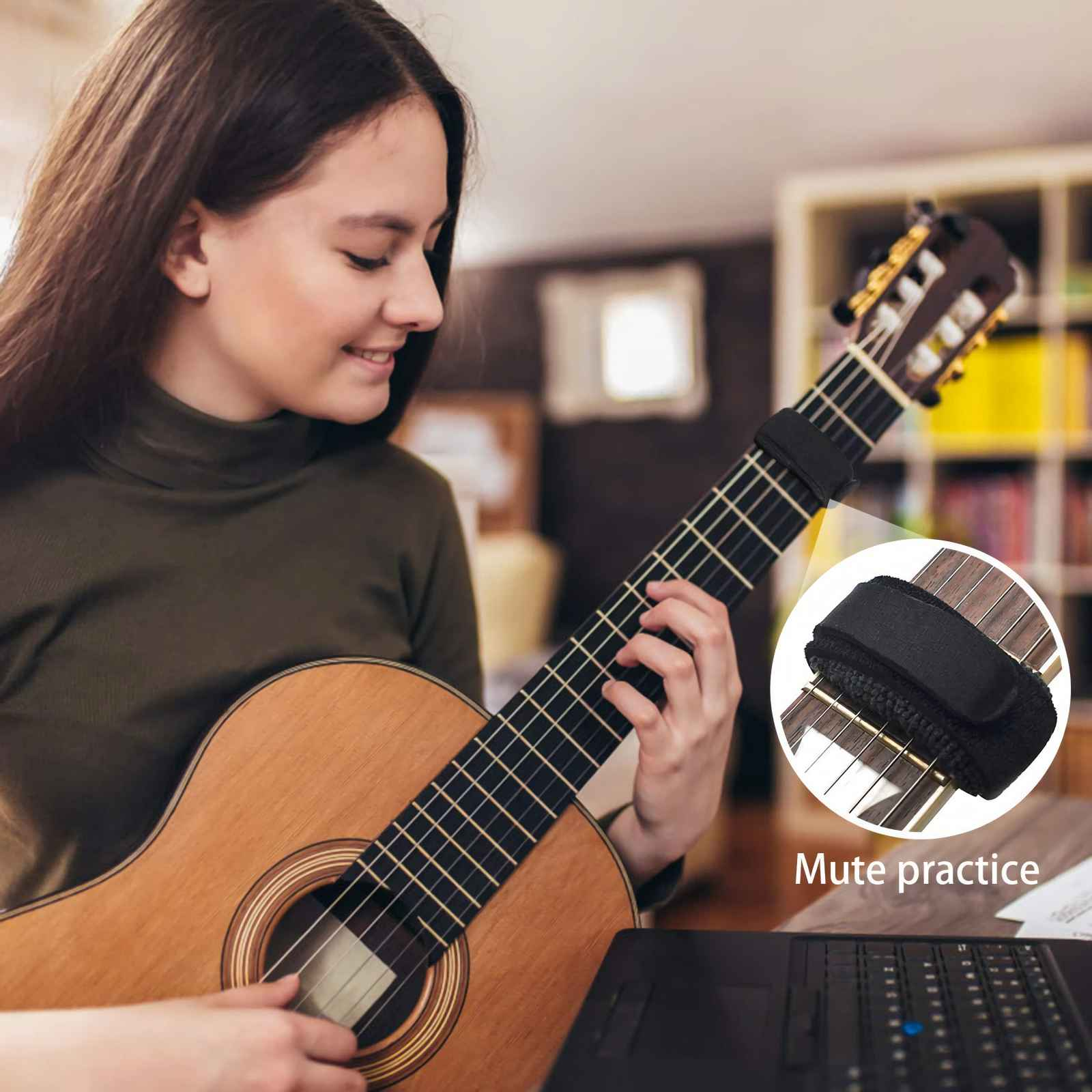 Eine Frau spielt Gitarre mit einem Mute-Übungsband am Hals.