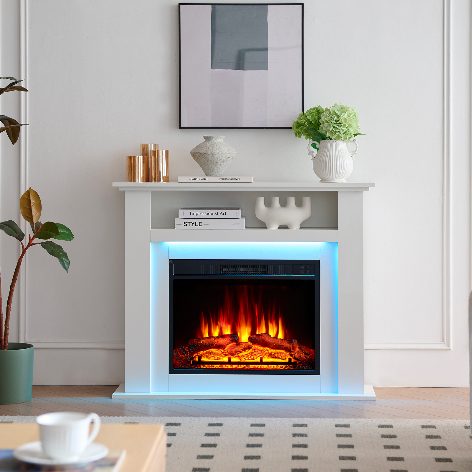 Ein weißer Kaminsims mit einem simulierten Feuer und blauer Beleuchtung.