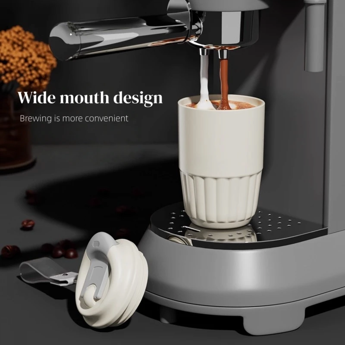 Espressomaschine brüht Kaffee in eine weiße Tasse. Deckel liegt daneben.