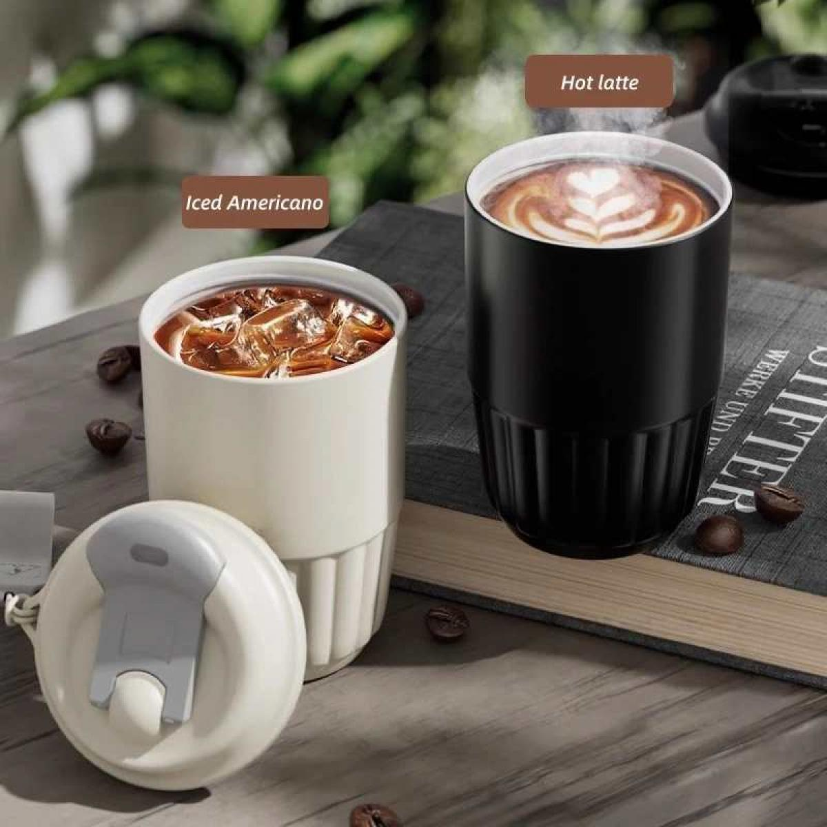 Zwei Becher: Einer mit Eis und Kaffee, der andere mit heißem Latte Art Kaffee.