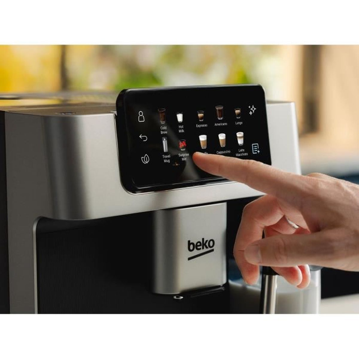 Una mano aziona il touchscreen di una macchina da caffè Beko con opzioni bevande.