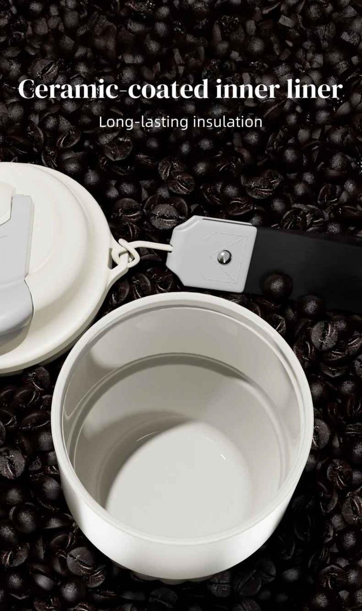 Eine weiße Keramikschale vor dunklen Kaffeebohnen, mit Text.