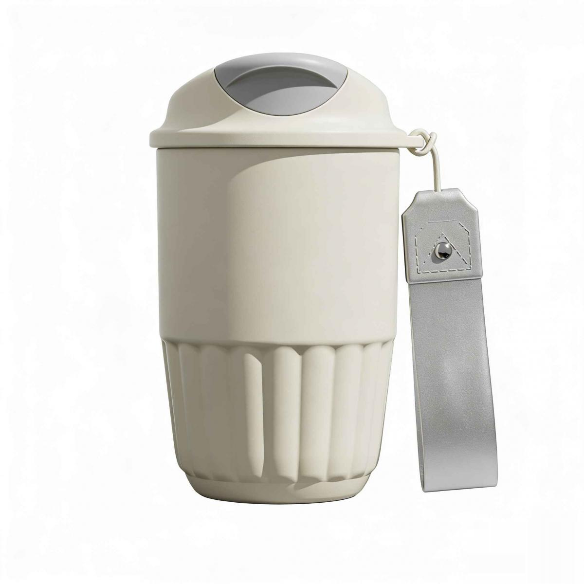 Beige Becher mit grauem Deckel und silbernem Band, auf weißem Hintergrund.