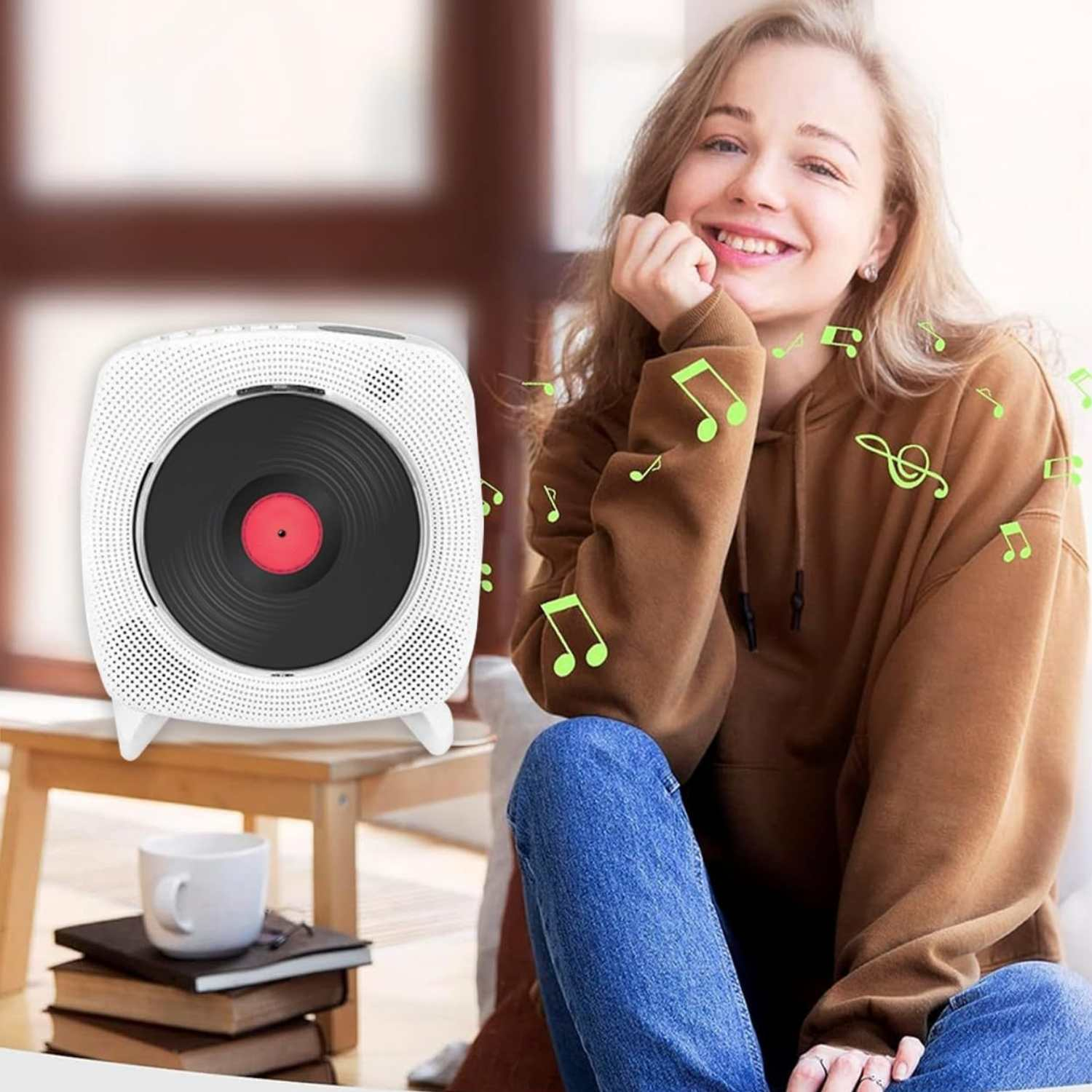 Eine junge Frau lächelt, umgeben von grünen Musiknoten, neben einem weißen CD-Player.