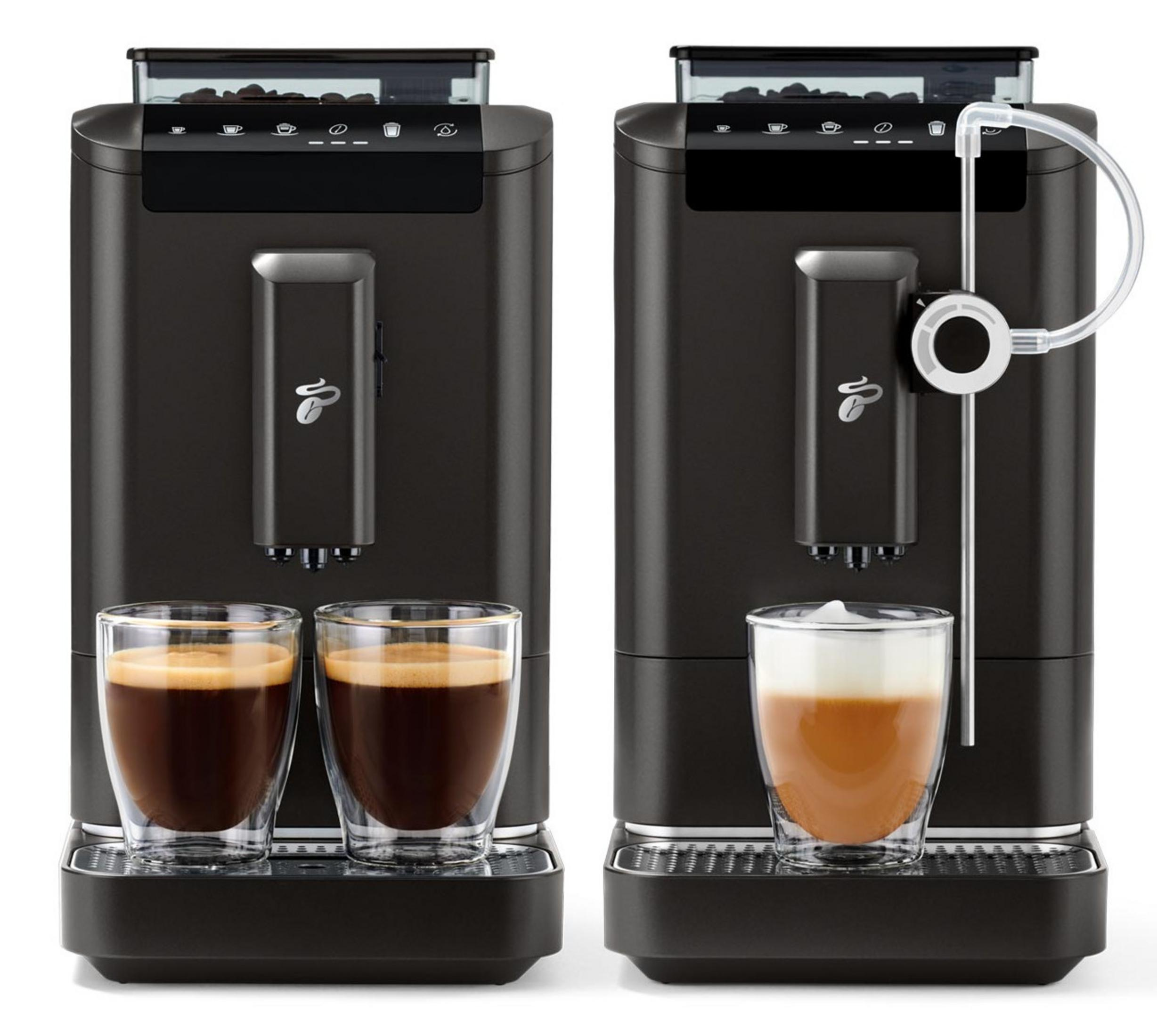 Dwie czarne ekspresy do kawy obok siebie, jeden z dwoma espresso, drugi z cappuccino.