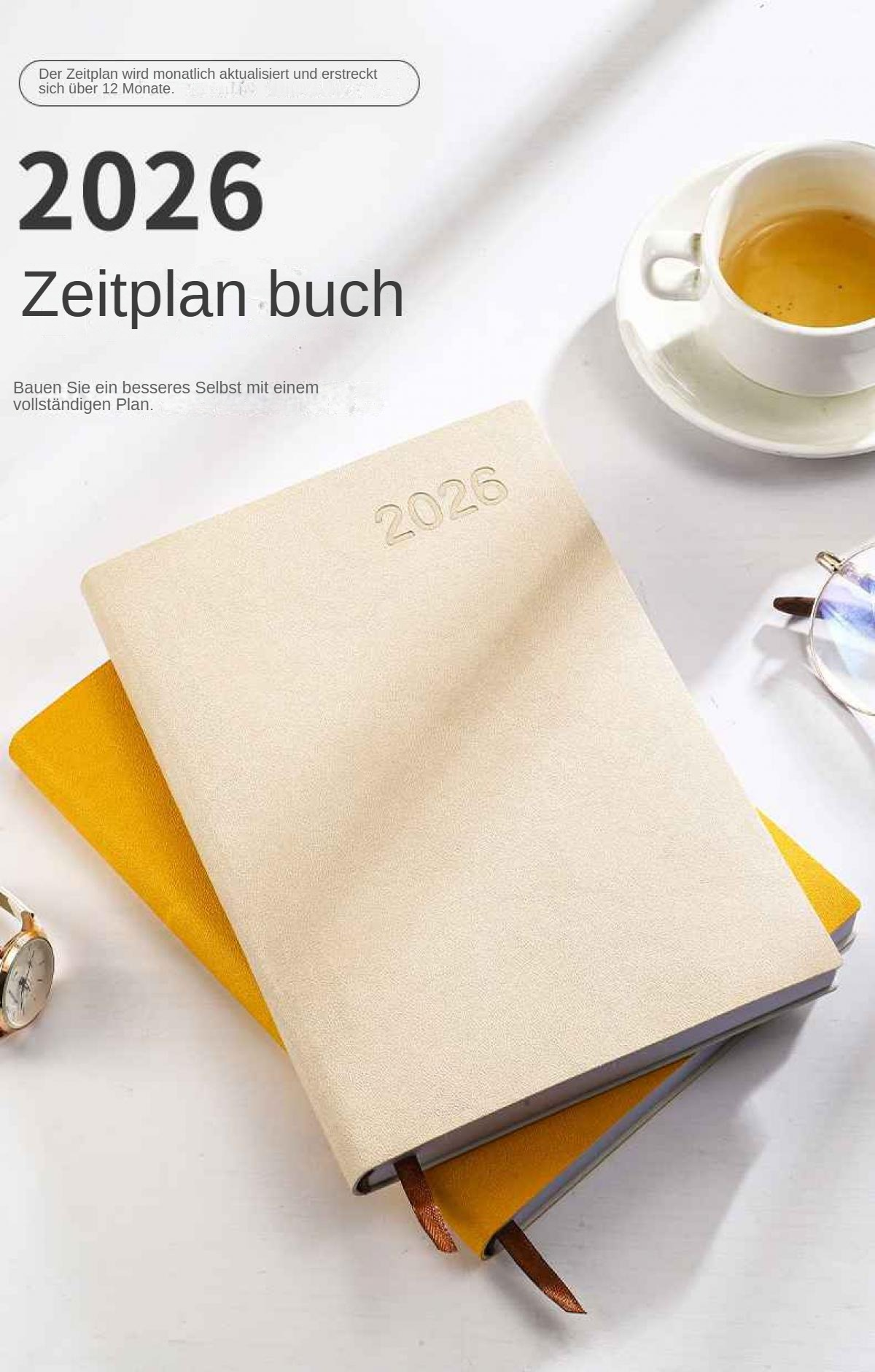 Ein beiger Planer mit der Jahreszahl 2026 liegt auf einem gelben Notizbuch.