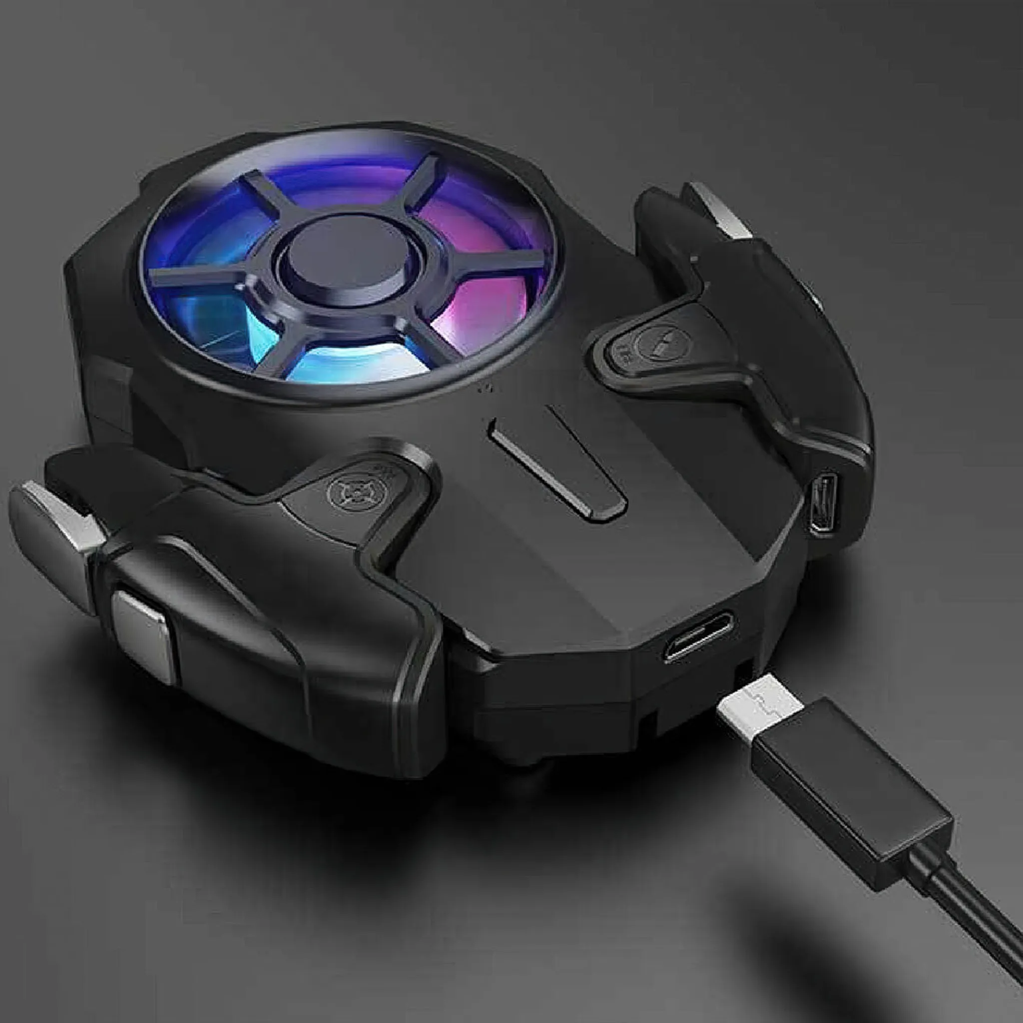 Schwarzer Handy-Kühler mit RGB-Lüfter und angeschlossenem USB-C-Kabel auf dunklem Hintergrund.