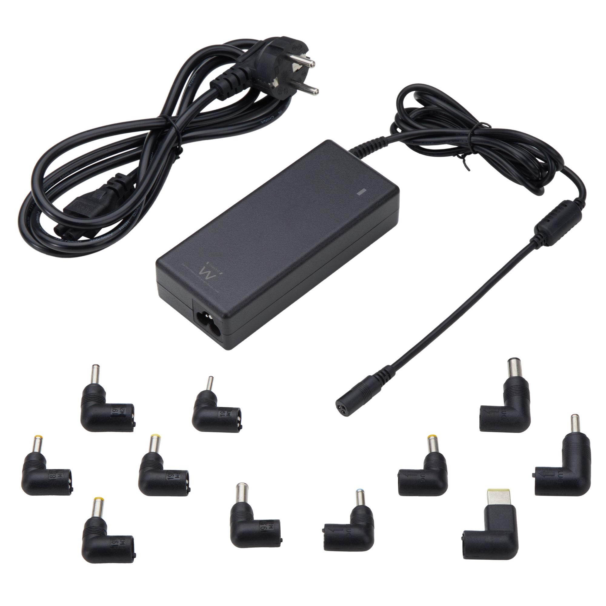 Alimentatore nero per laptop con spina EU, cavo e varie punte adattatori.
