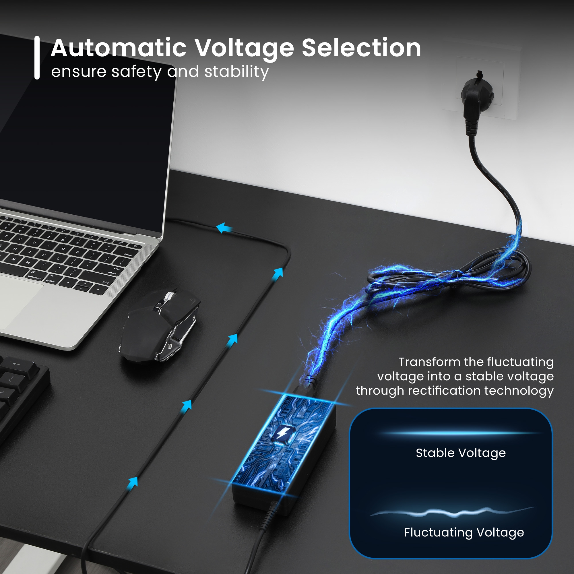 Laptop, mouse e adattatore di corrente su una scrivania. Fulmini blu mostrano la stabilizzazione della tensione.