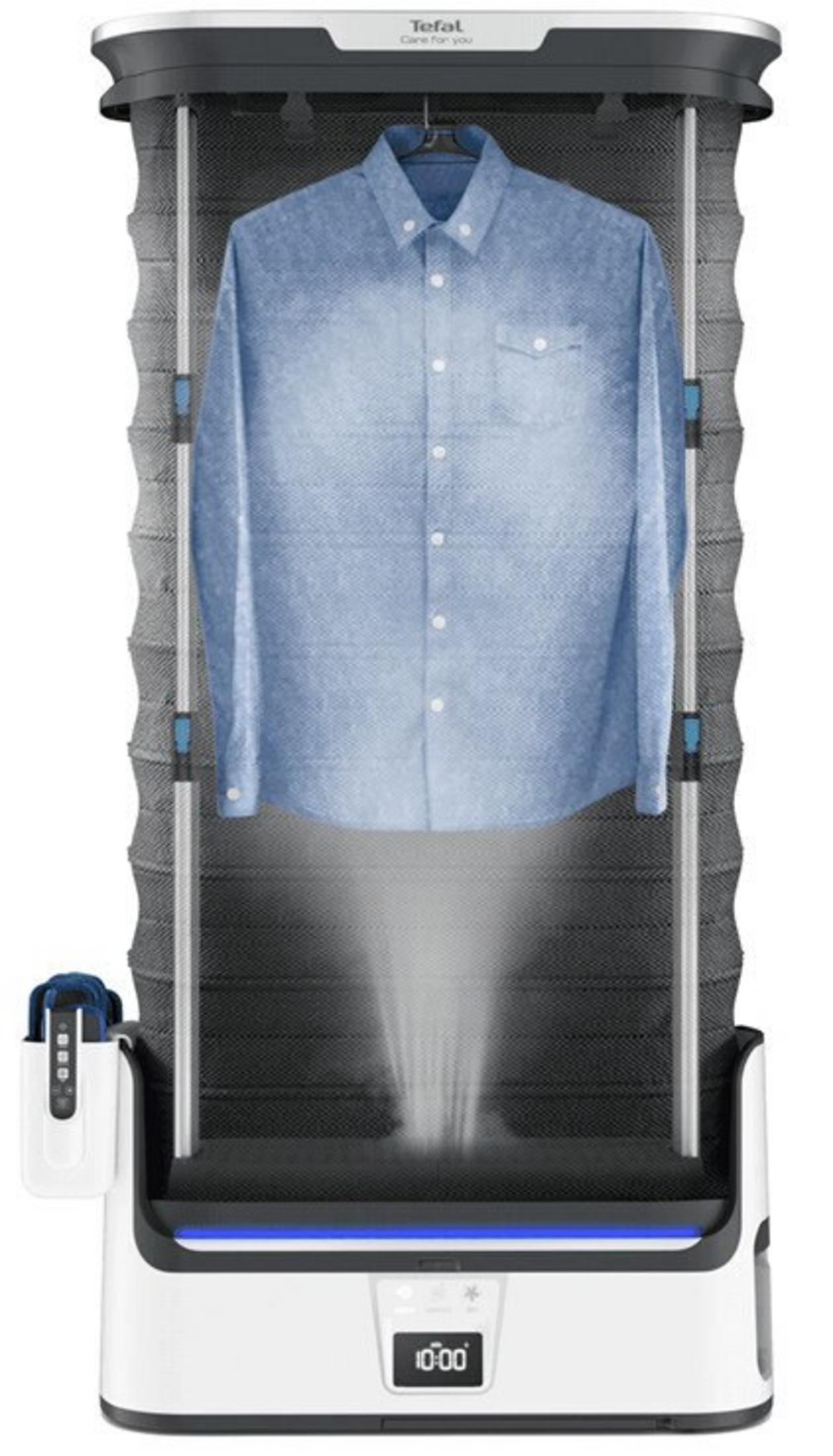Una camicia blu appesa in un vaporizzatore con display digitale.