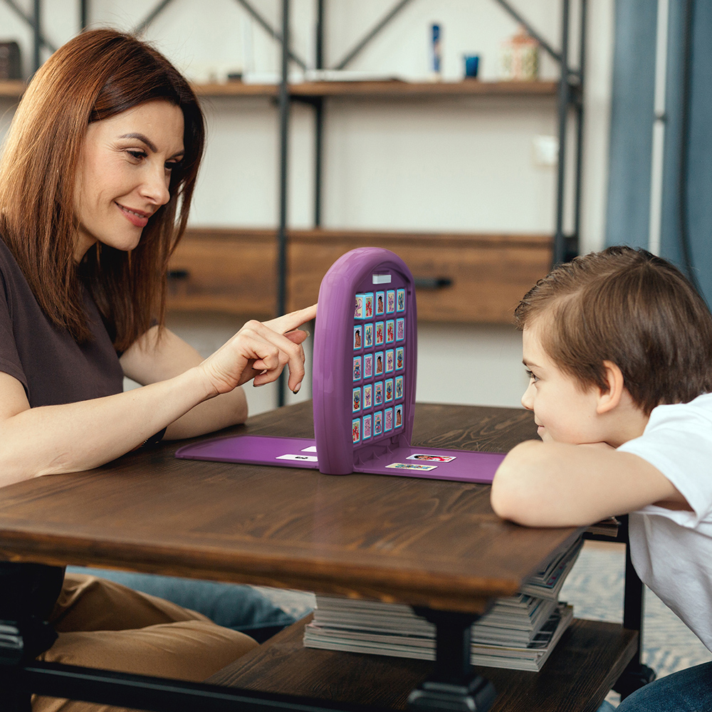 Donna e bambino giocano a un gioco da tavolo con carte illustrate su un tavolo di legno.