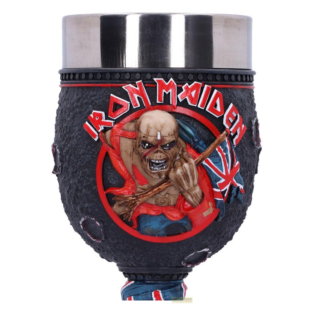 Ein Becher mit Eddie von Iron Maiden, der eine britische Flagge hält.