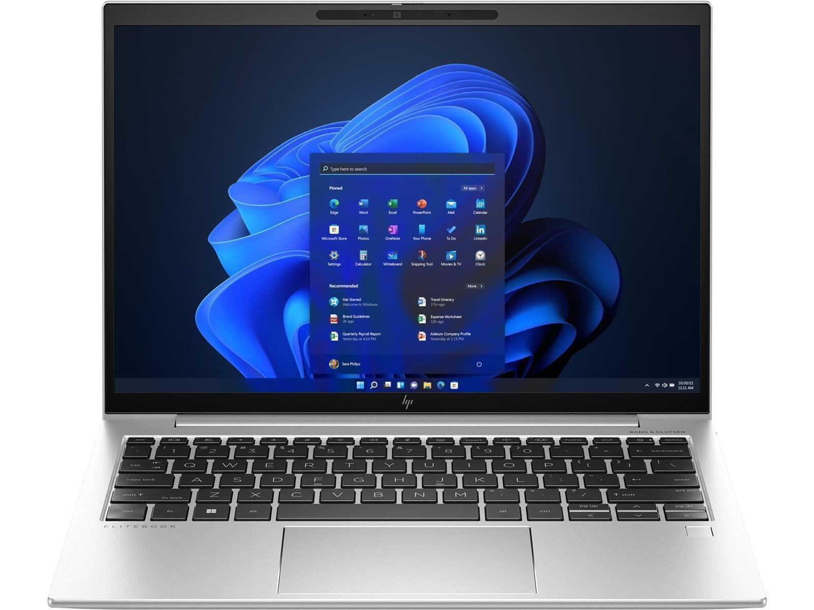 Ein silberner Laptop mit einem blauen Hintergrund und dem Windows 11 Startmenü.