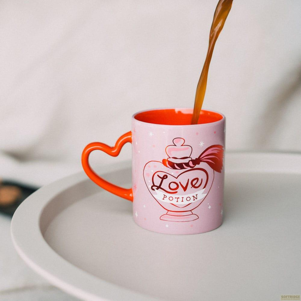 Una taza rosa con asa de corazón, que 