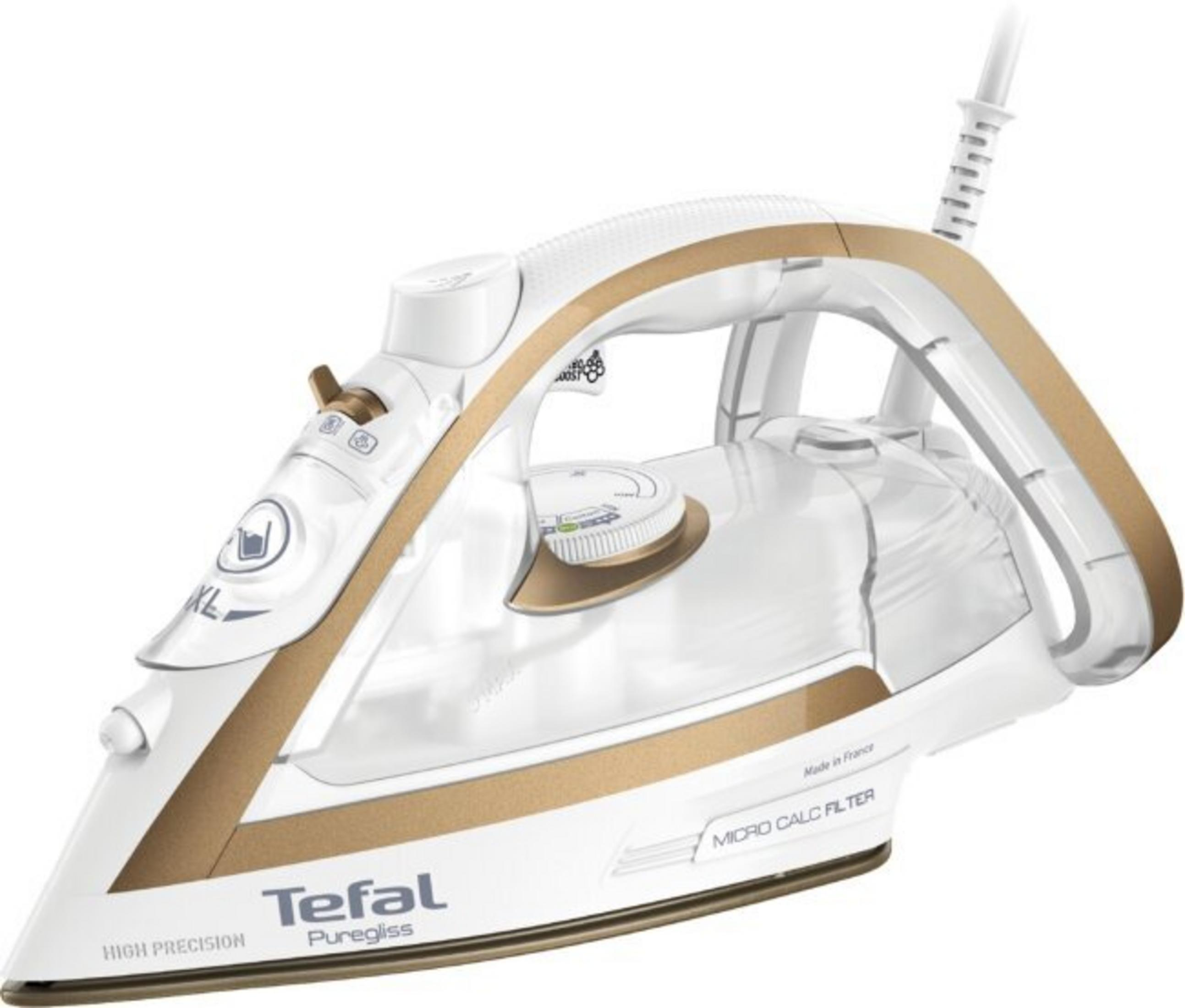 Şeffaf su haznesine sahip beyaz ve altın rengi Tefal buharlı ütü.