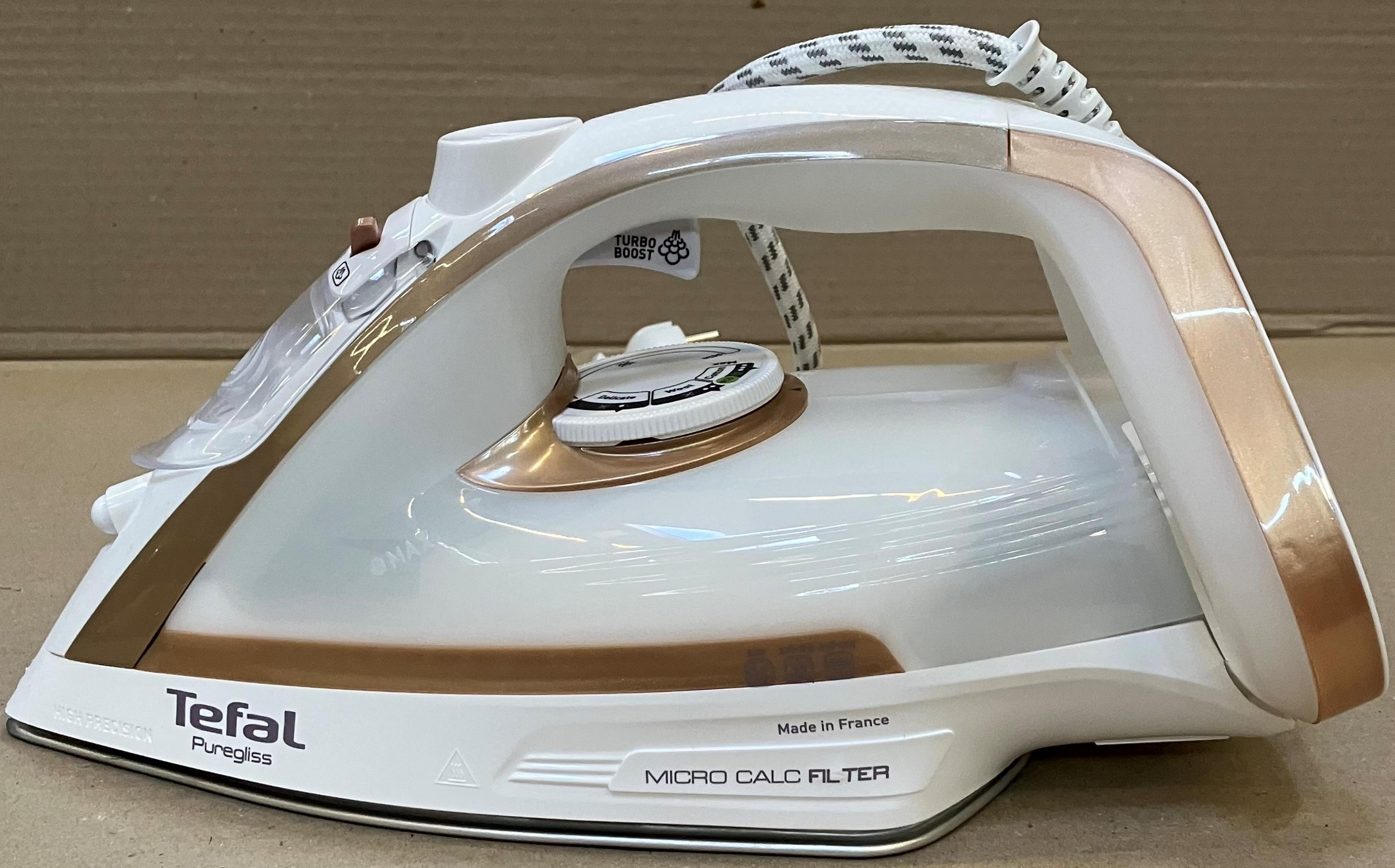 Gül altın rengi vurgulara ve "Turbo Boost" etiketine sahip beyaz Tefal ütü.