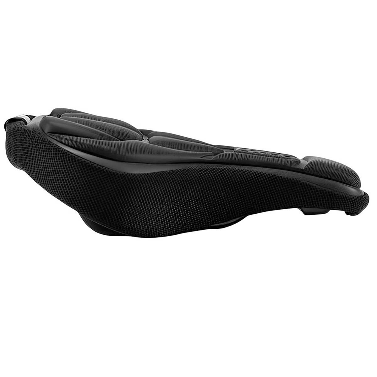 Ein schwarzer, gepolsterter Fahrradsattel mit atmungsaktivem Netzgewebe.