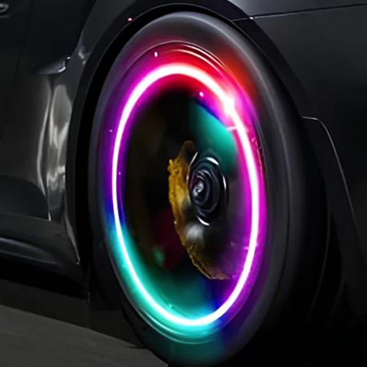 Ein Autoreifen mit bunten LED-Lichtern, der sich dreht.