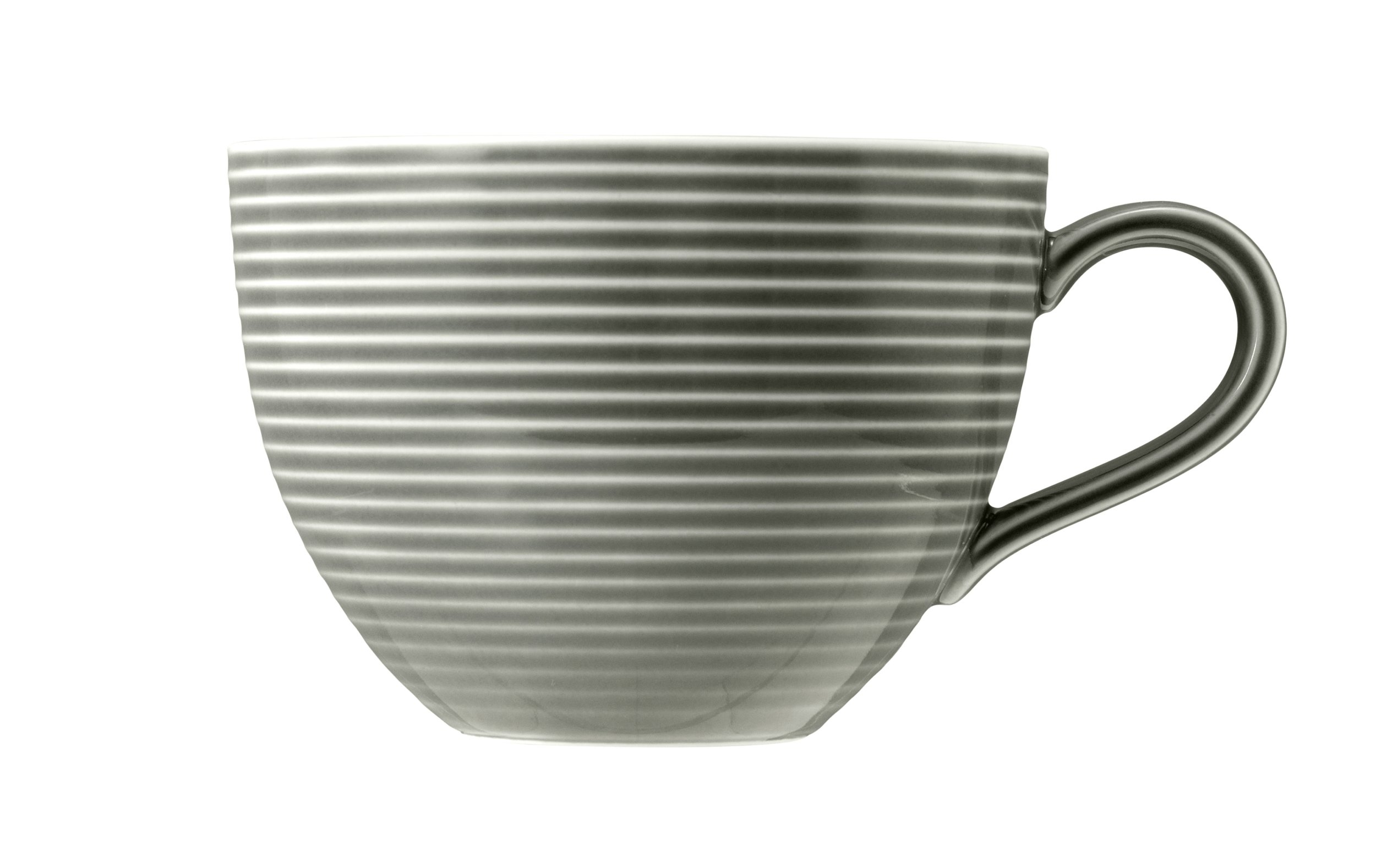 Szary kubek z poziomymi żebrowaniami i uchem, na białym tle.
