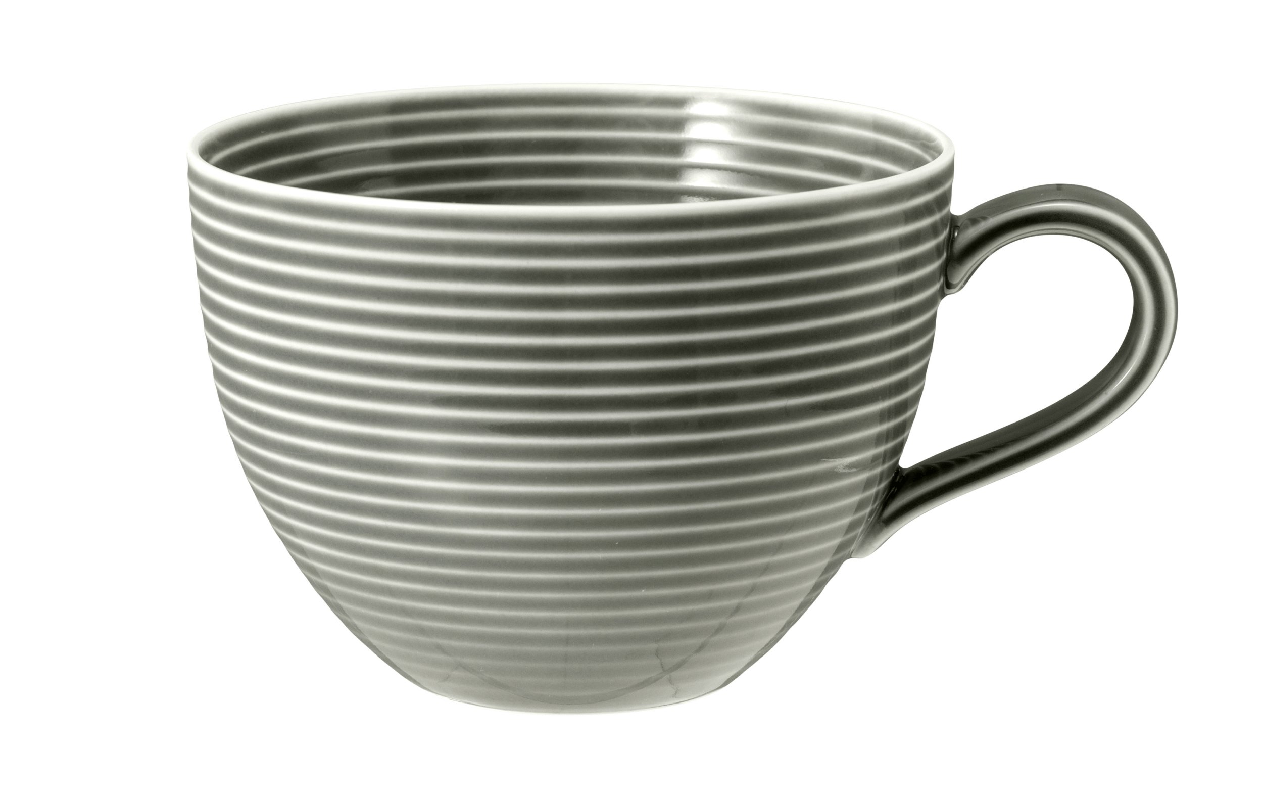 Szary kubek z poziomymi żebrowaniami i uchwytem.