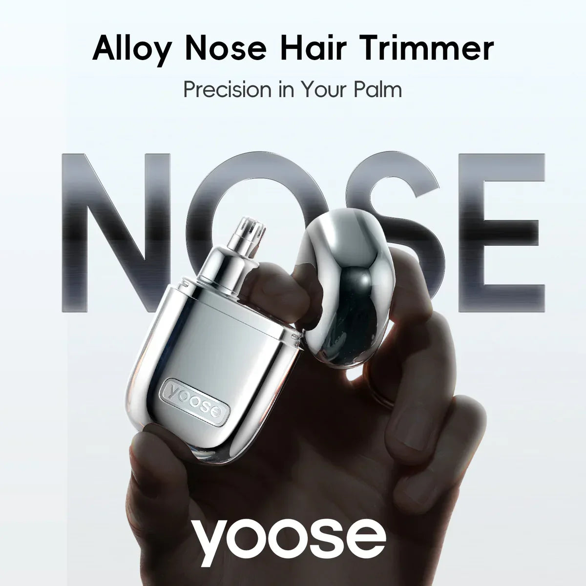 Eine silberne Nasehaartrimmer wird in einer Hand gehalten. Große Buchstaben "NOSE" im Hintergrund.