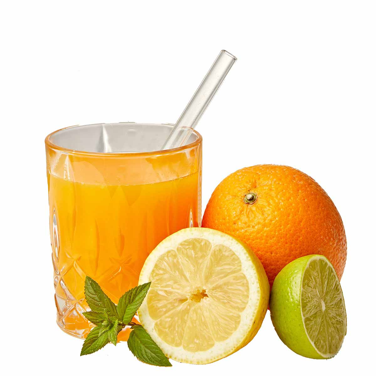 Ein Glas Orangensaft mit Zitrone, Limette, Orange und Minze.