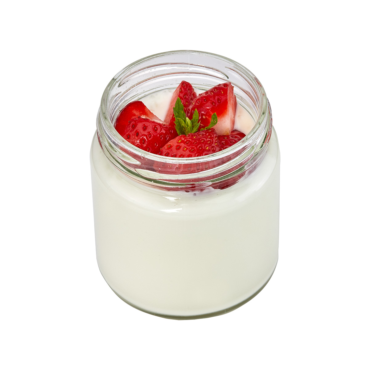 Joghurt im Glas mit Erdbeeren und Minze.