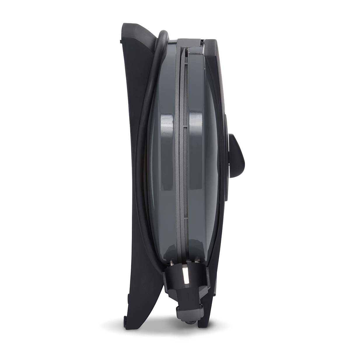 Zamknięta, ciemna gofrownica z kablem na białym tle.