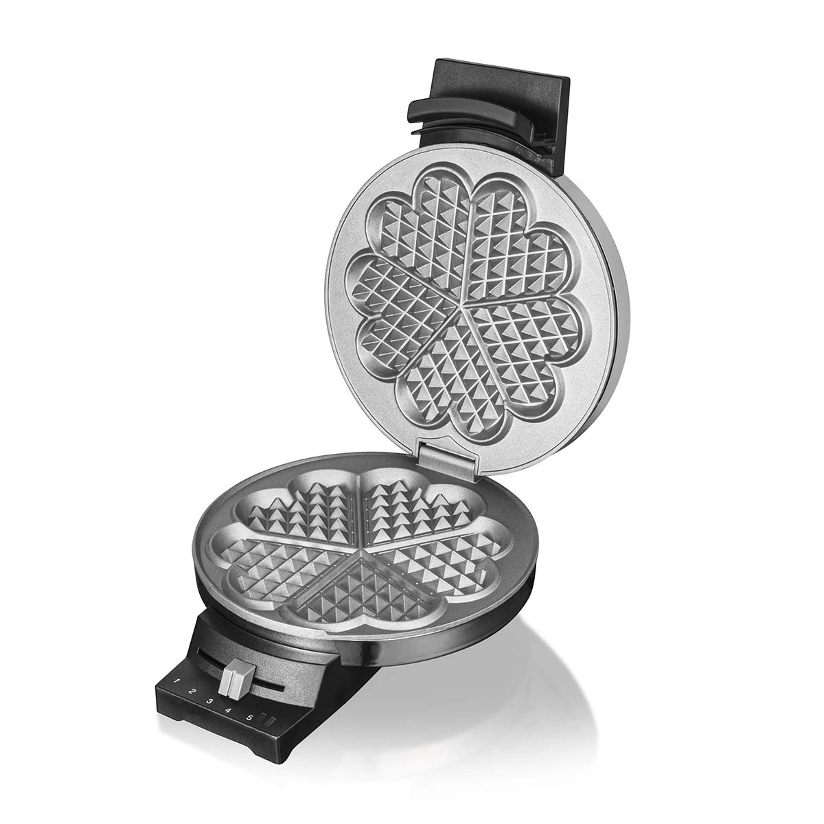 Otwarta gofrownica w kształcie serca z srebrnymi płytami grzewczymi, na białym tle.