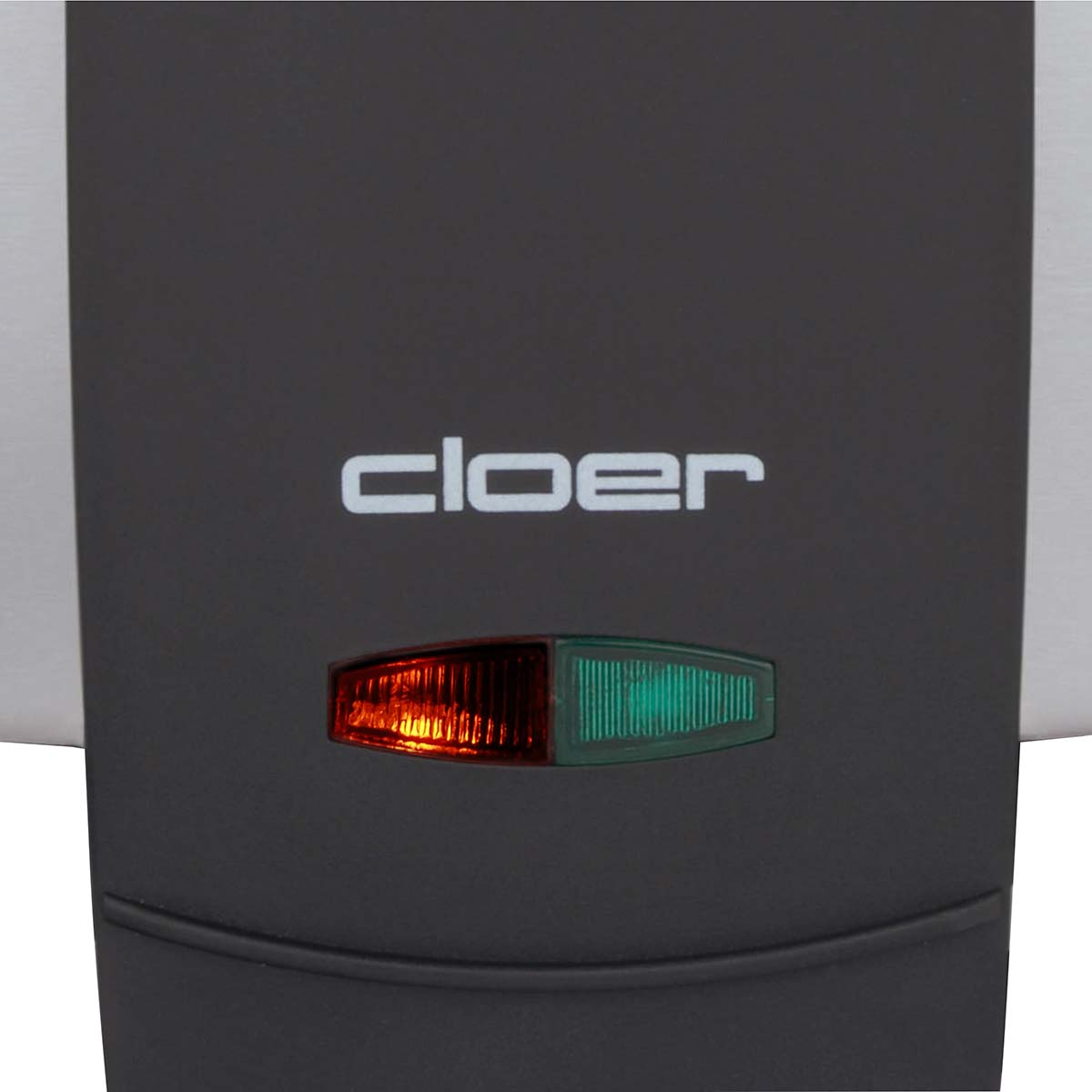 Ein schwarzes Gerät mit dem Logo "cloer" und roten und grünen Lichter.