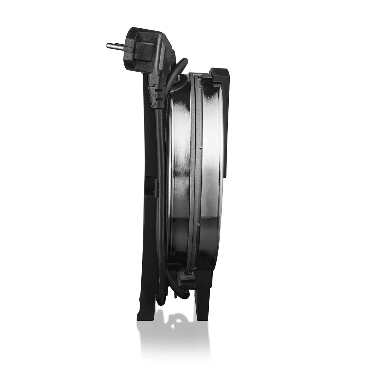 Czarna gofrownica z wtyczką, widziana z boku.