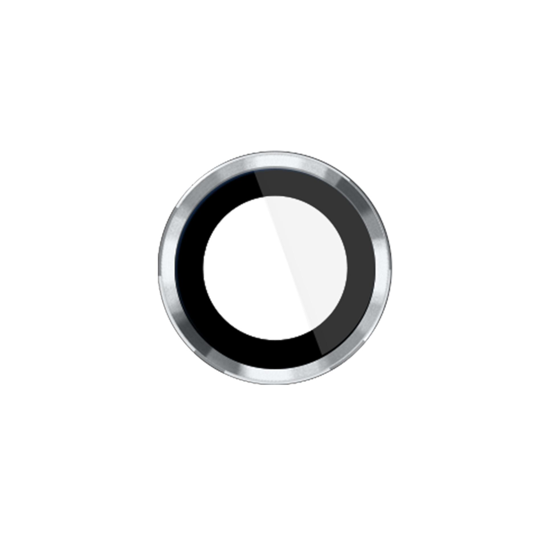 Un anello argentato con bordo nero e centro bianco.