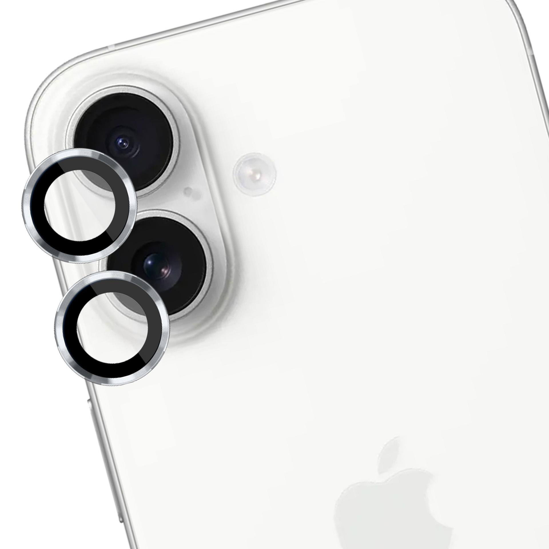 Tre anelli protettivi argentati attorno alle lenti della fotocamera di uno smartphone bianco.