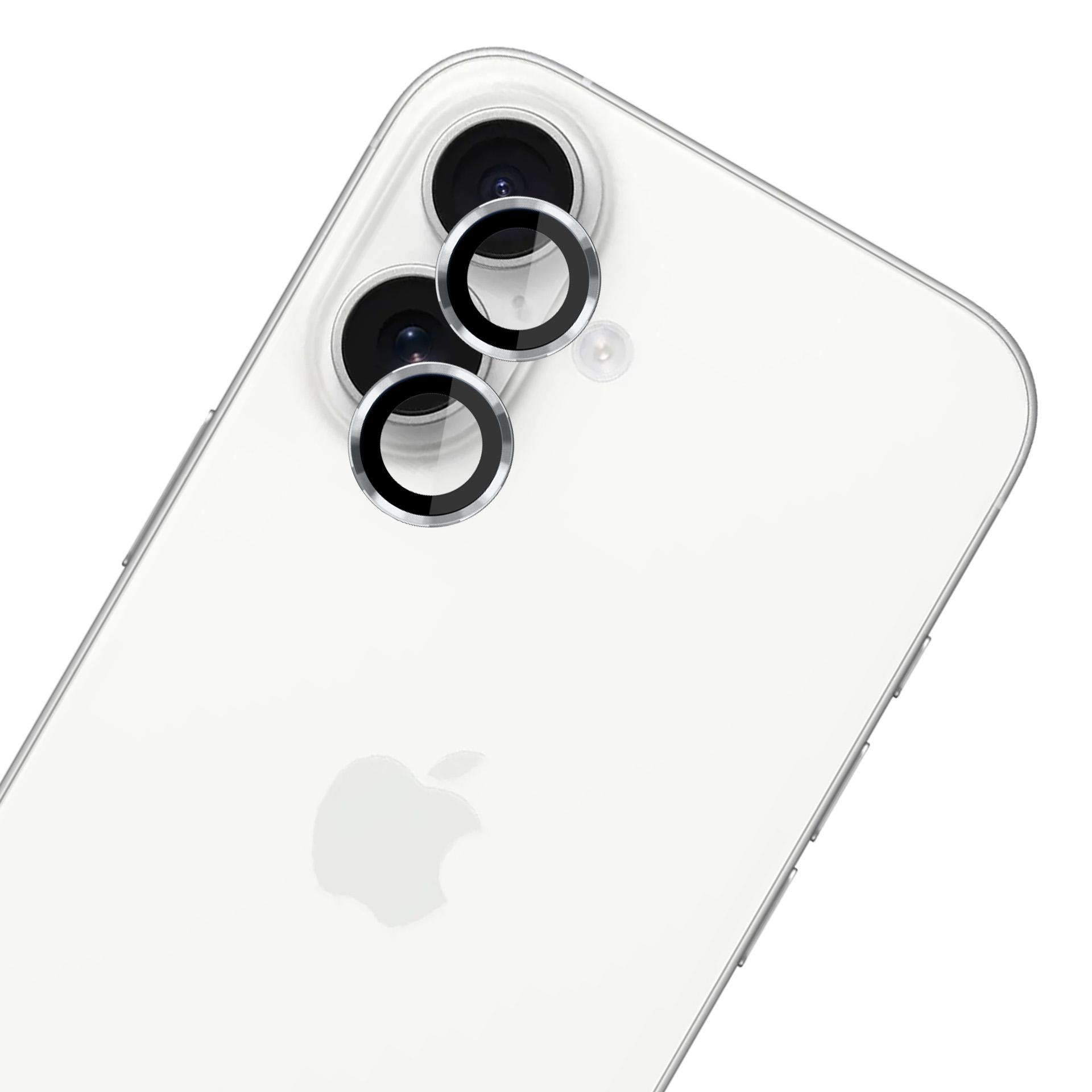 Primo piano del retro di un iPhone bianco con dettagli di tre fotocamere.