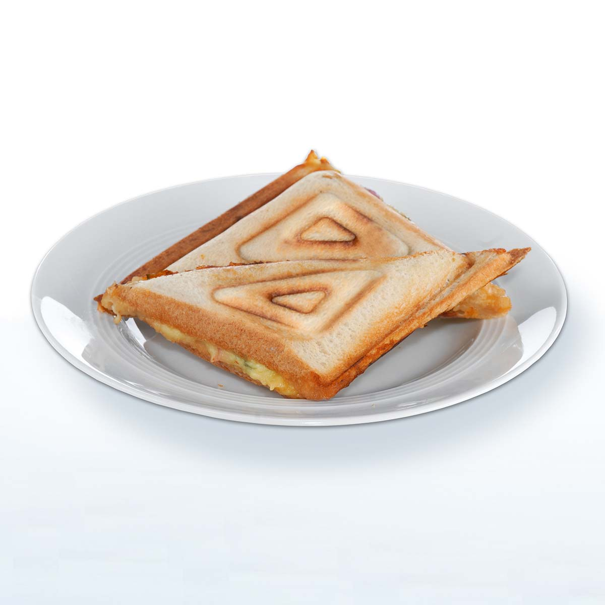 Dos sándwiches triangulares en un plato blanco, tostados dorados con queso derretido dentro.