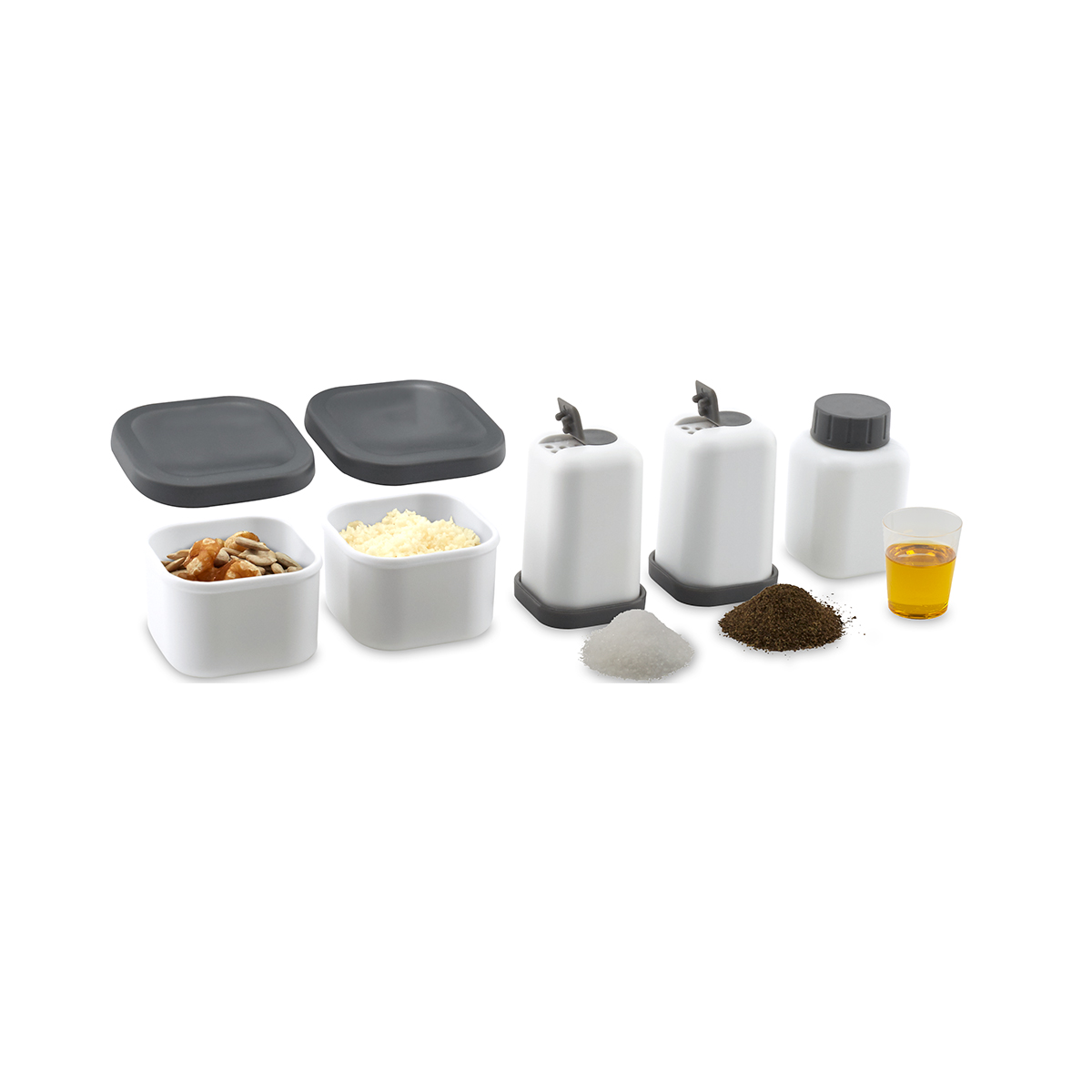 Weiße Behälter mit Nüssen und Käse, zwei graue Deckel, zwei Streuer, Salz, Pfeffer und Öl.