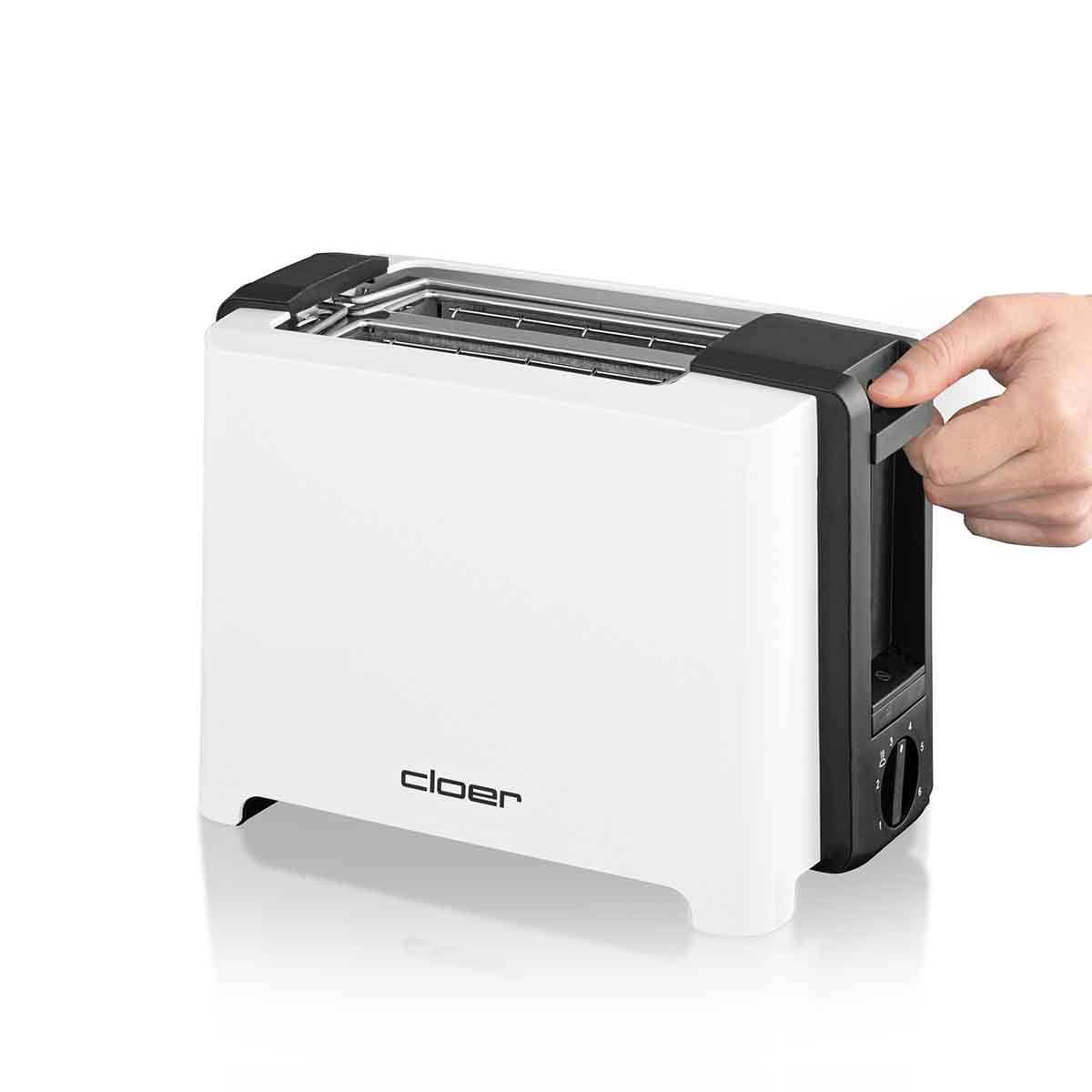 Biały toster z czarnym uchwytem obsługiwany przez dłoń.