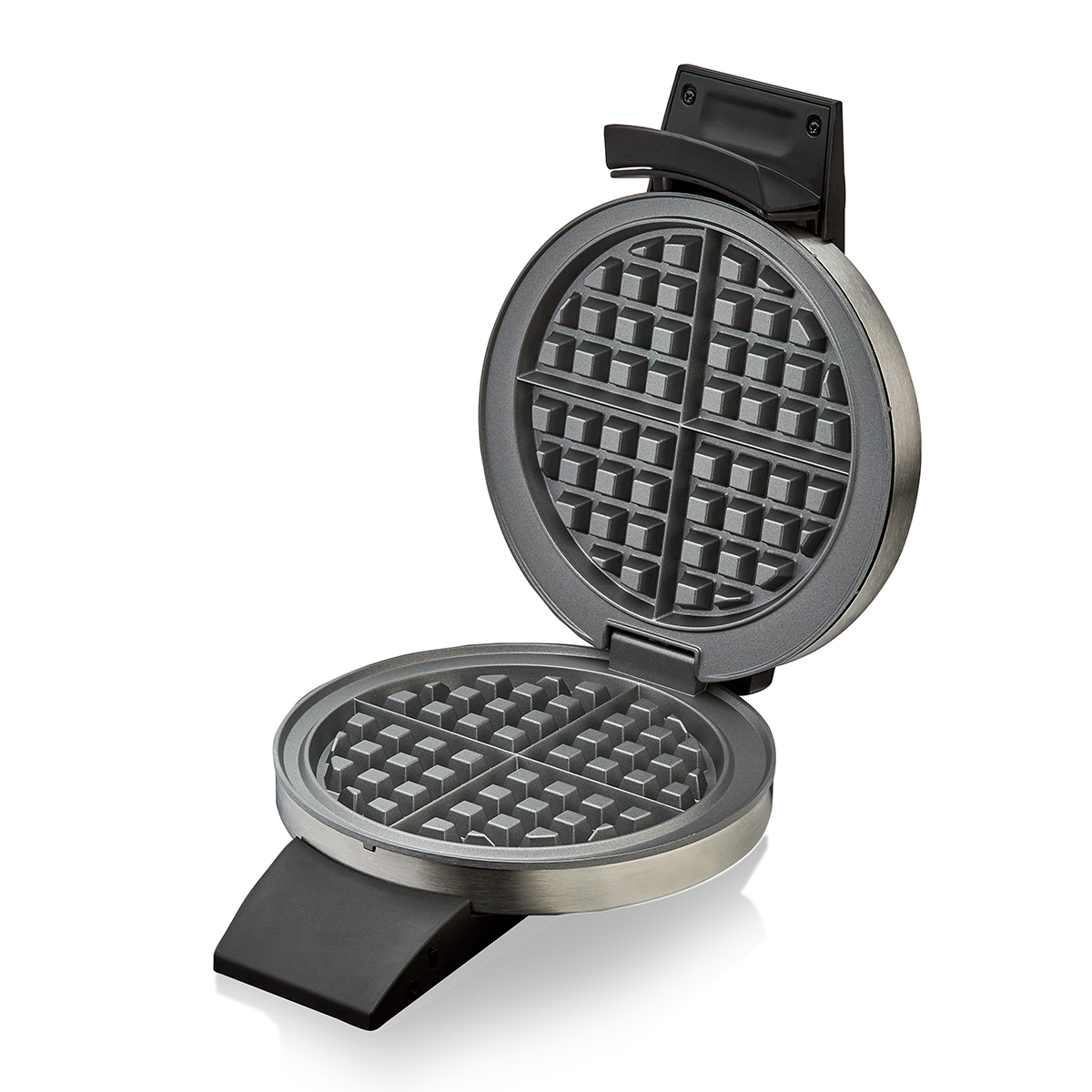 Una piastra per waffle rotonda aperta con finitura metallica e manici neri.
