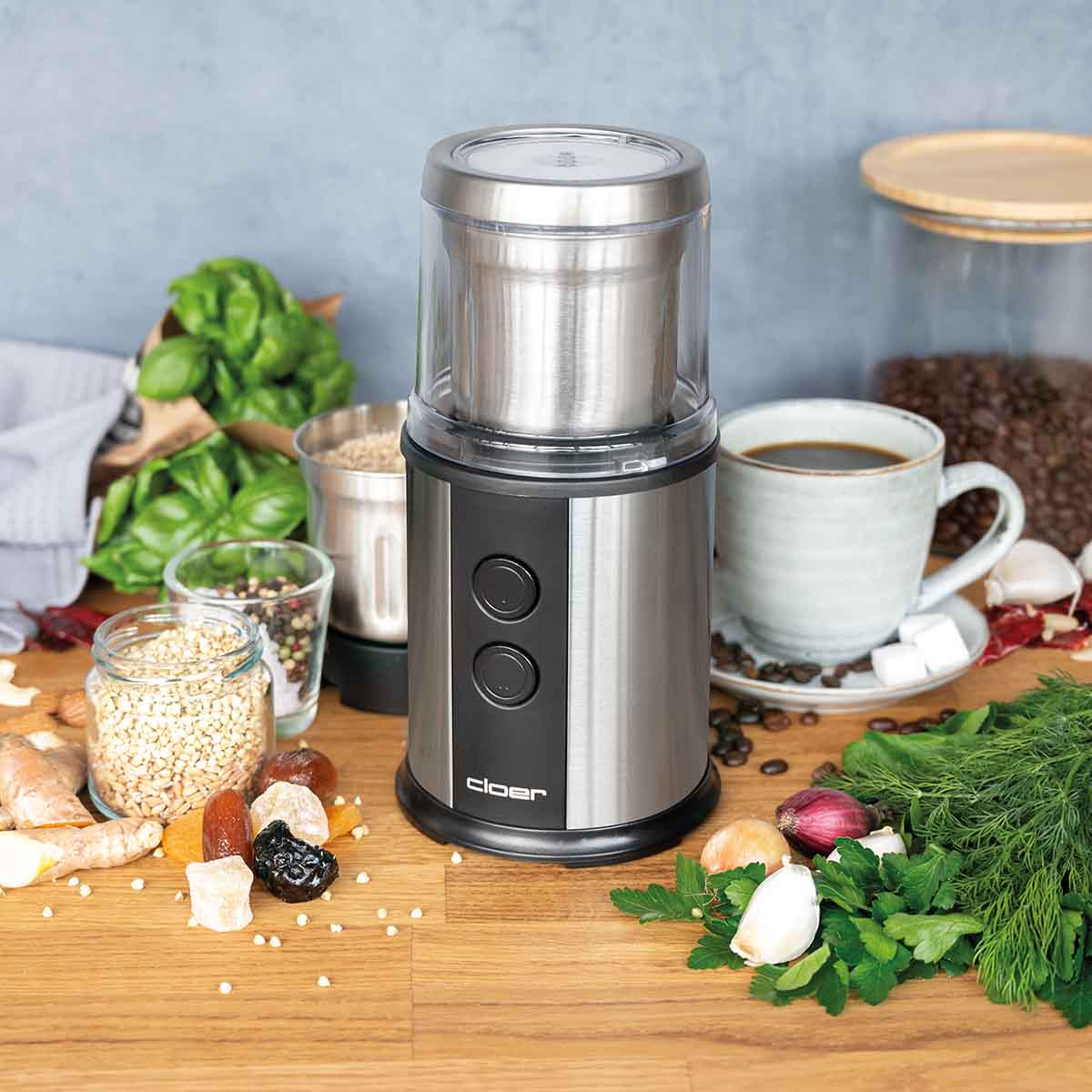 Młynek do kawy z dodatkami, takimi jak zioła, przyprawy i kawa.