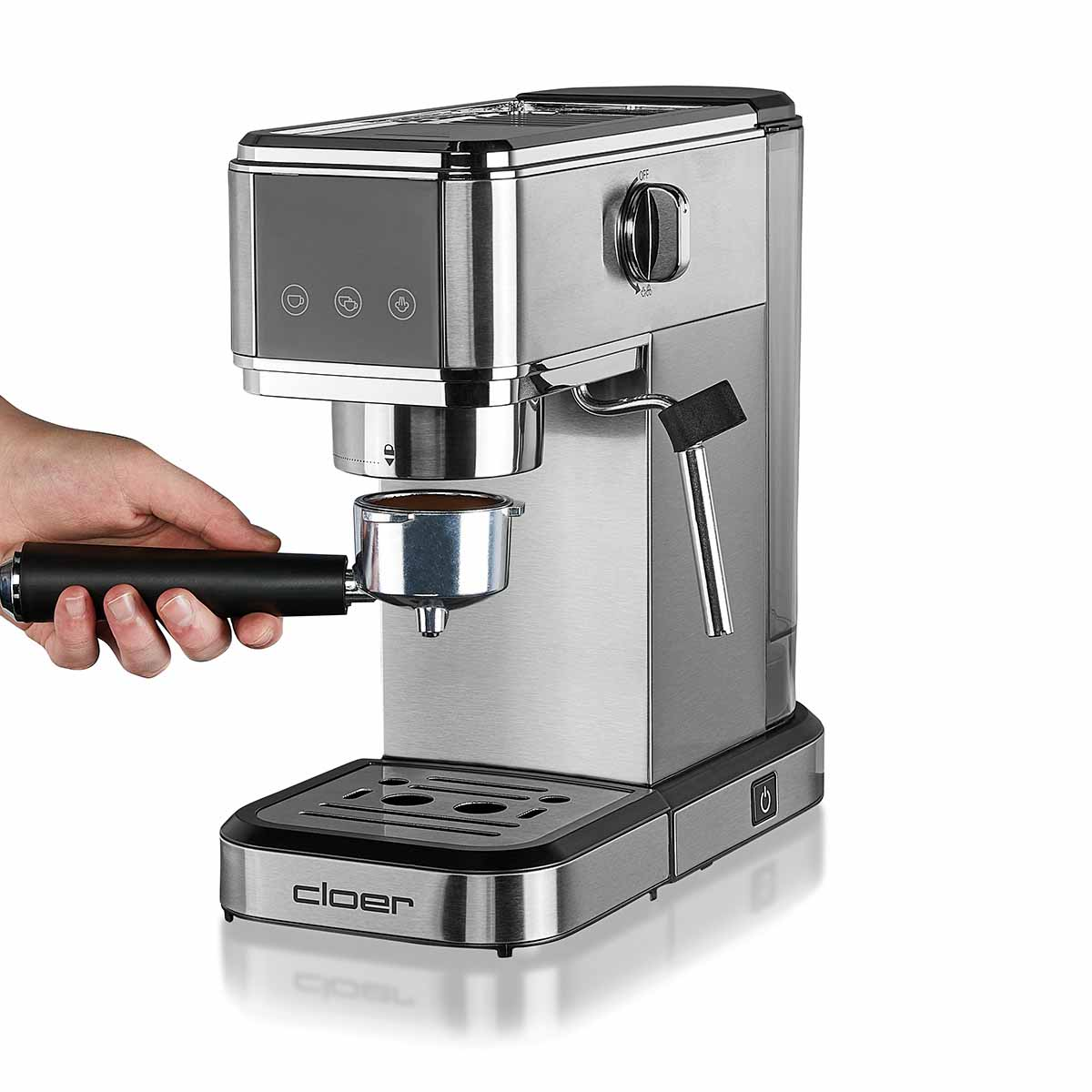 Eine Hand setzt denCofffilter in eine silberne Espressomaschine ein.