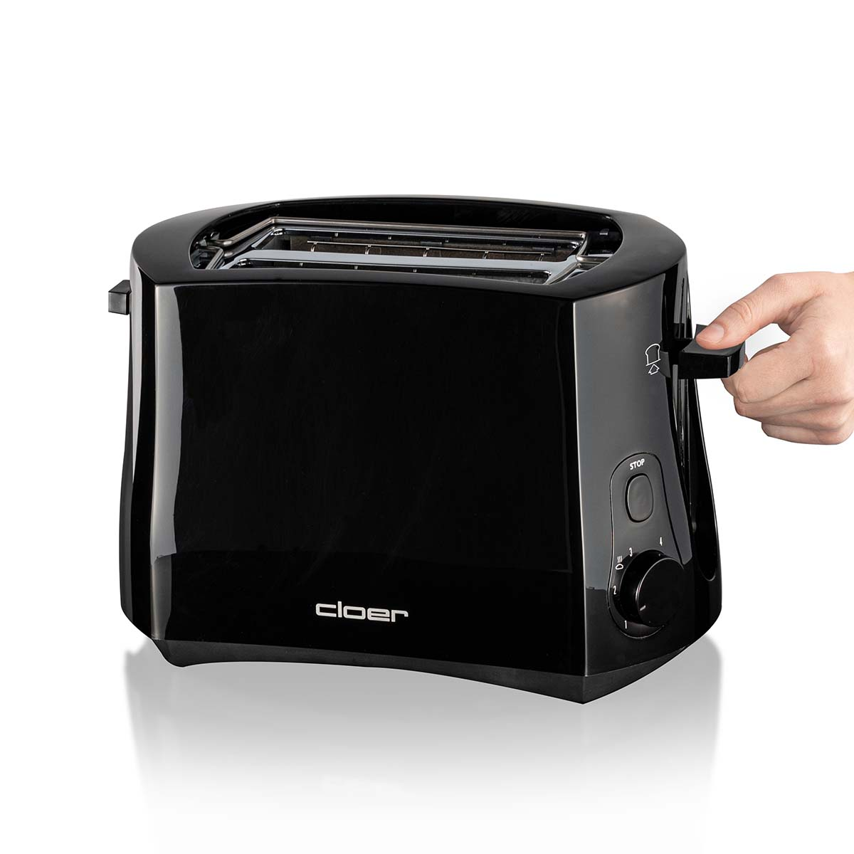 Schwarzer Toaster mit einem Hebel, der von einer Hand bedient wird.