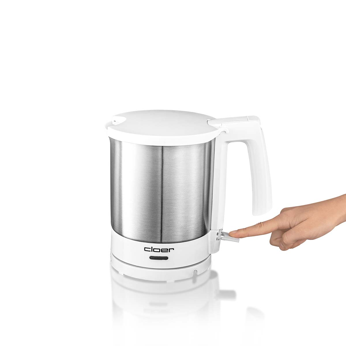 Eine Hand betätigt den Schalter eines weißen Wasserkochers mit Edelstahldesign.