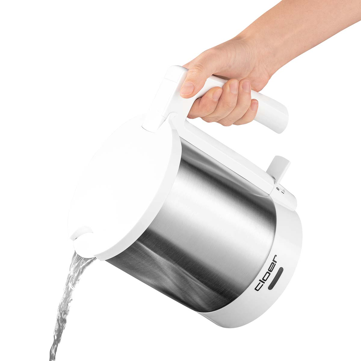 Eine Hand hält einen weißen Wasserkocher, aus dem Wasser gegossen wird.