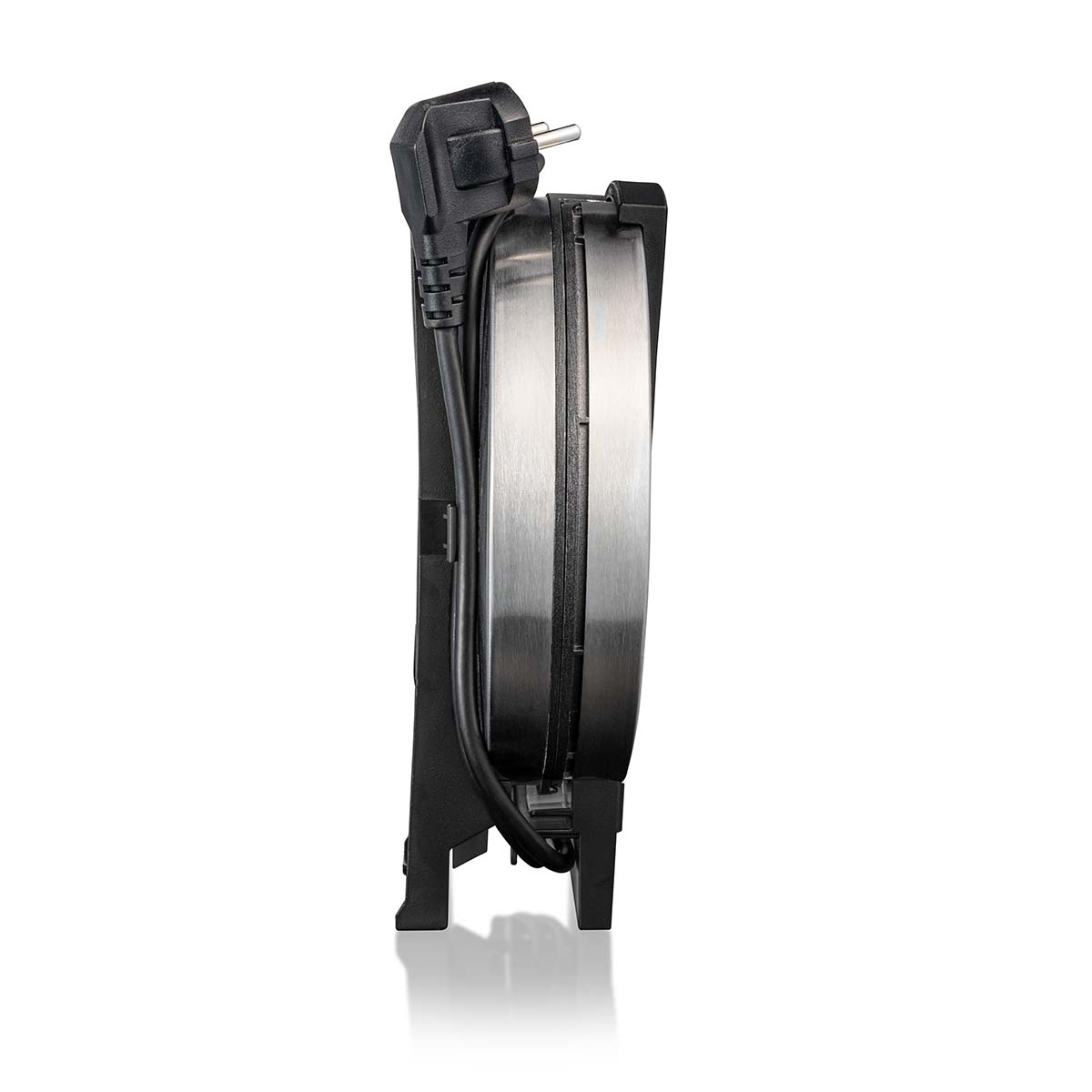 Zamknięta gofrownica ze stali nierdzewnej z czarnym kablem i wtyczką.