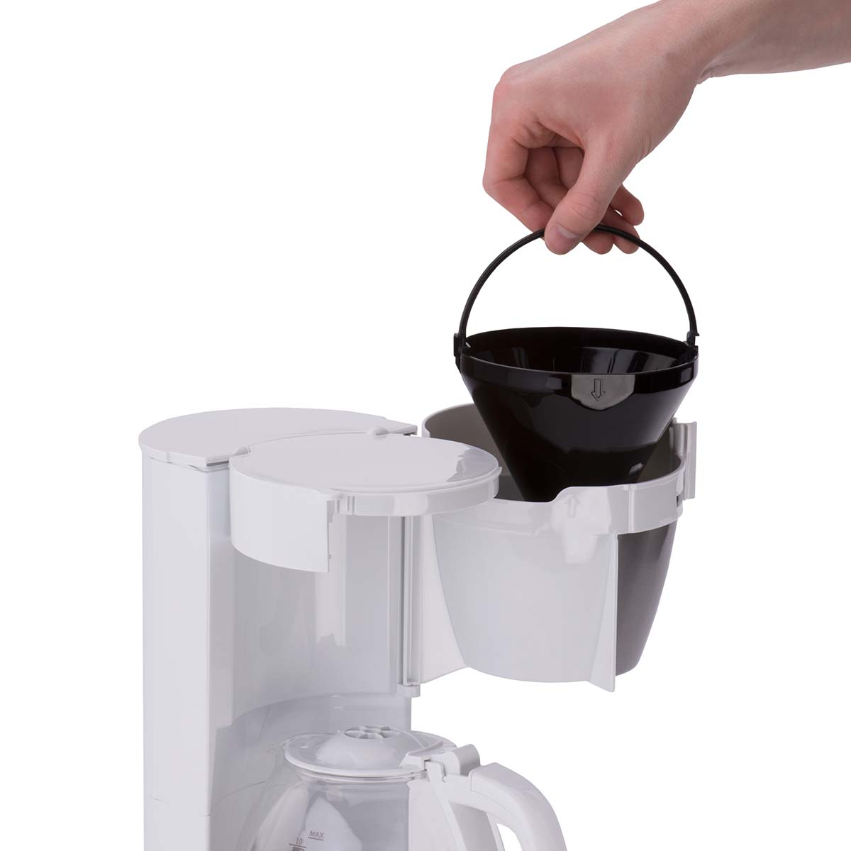Eine Hand hält einen schwarzen Kaffeefilterkorb über eine weiße Kaffeemaschine.
