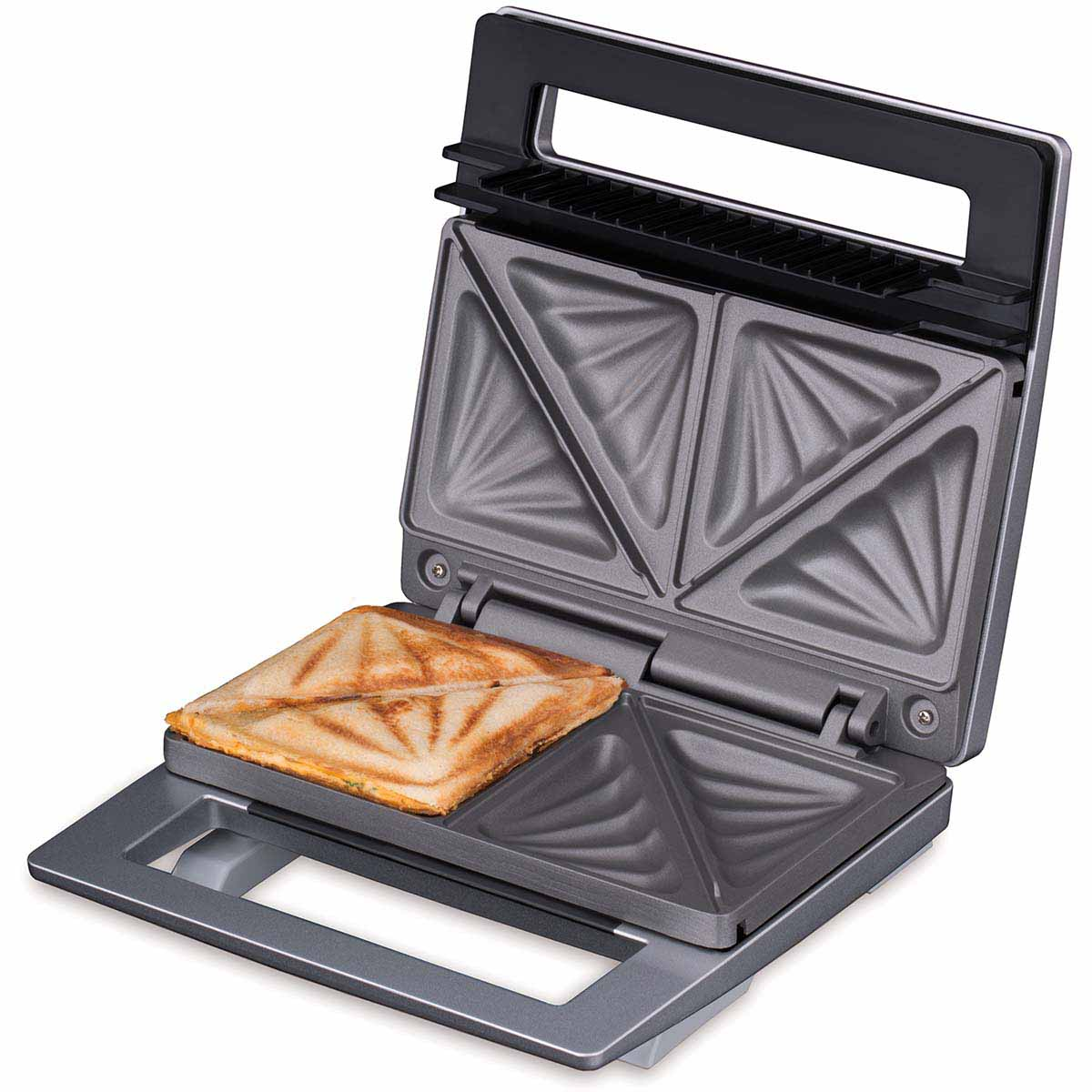 Una sandwichera abierta con un sándwich hecho en el lado izquierdo.