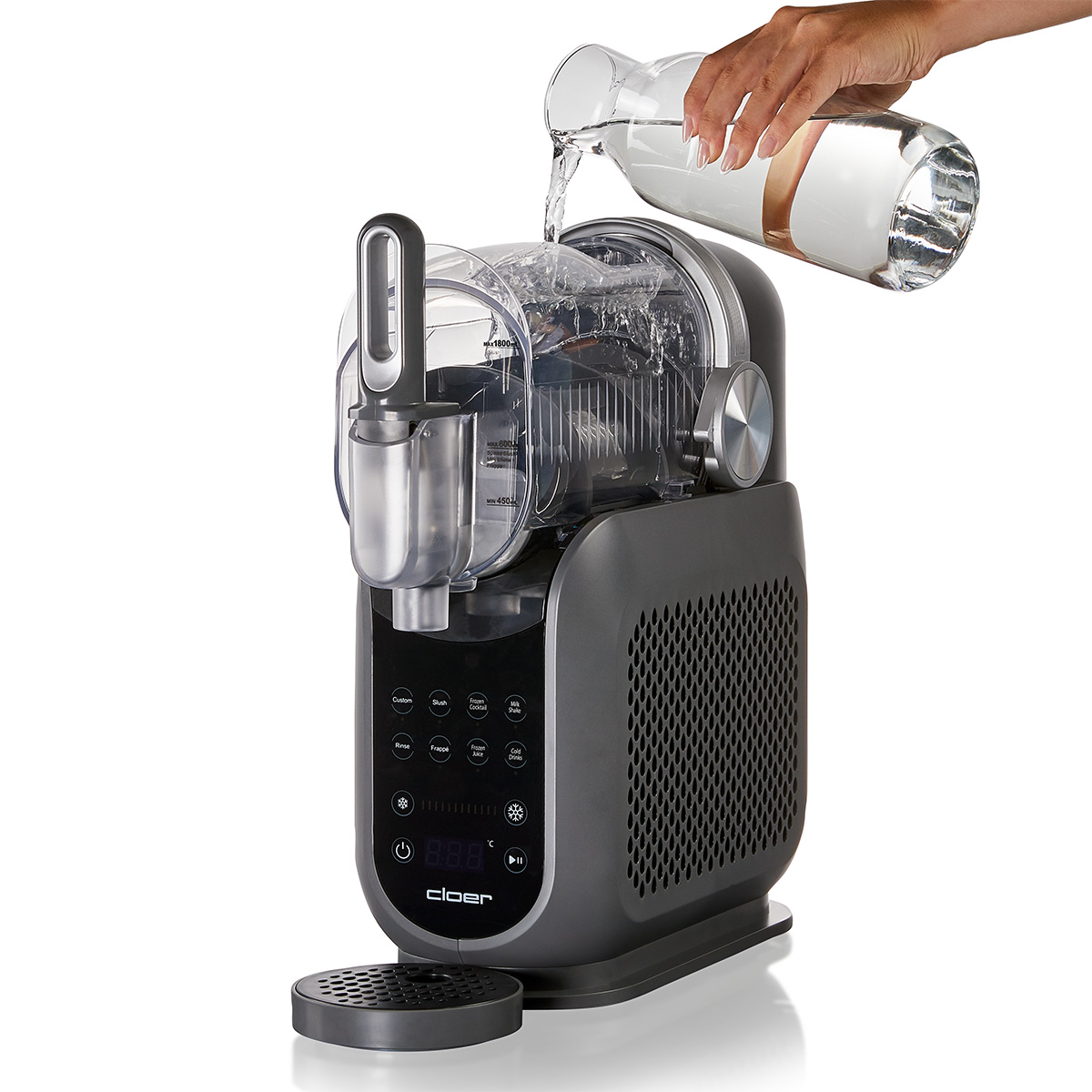 Una mano versa acqua da una caraffa in una gelatiera scura con display digitale.