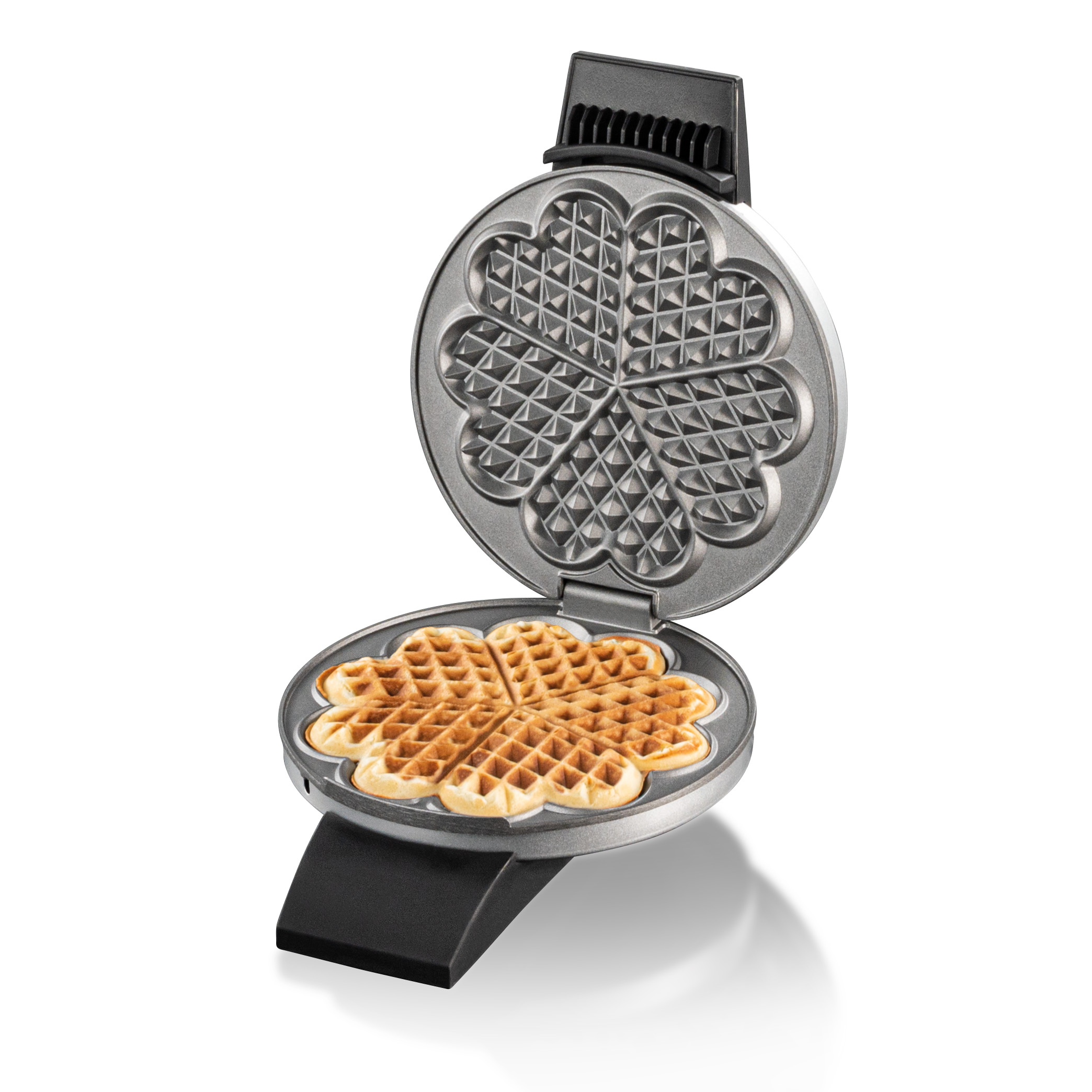 Otwarta gofrownica w kształcie serca ze złotymi goframi na dolnej płycie.